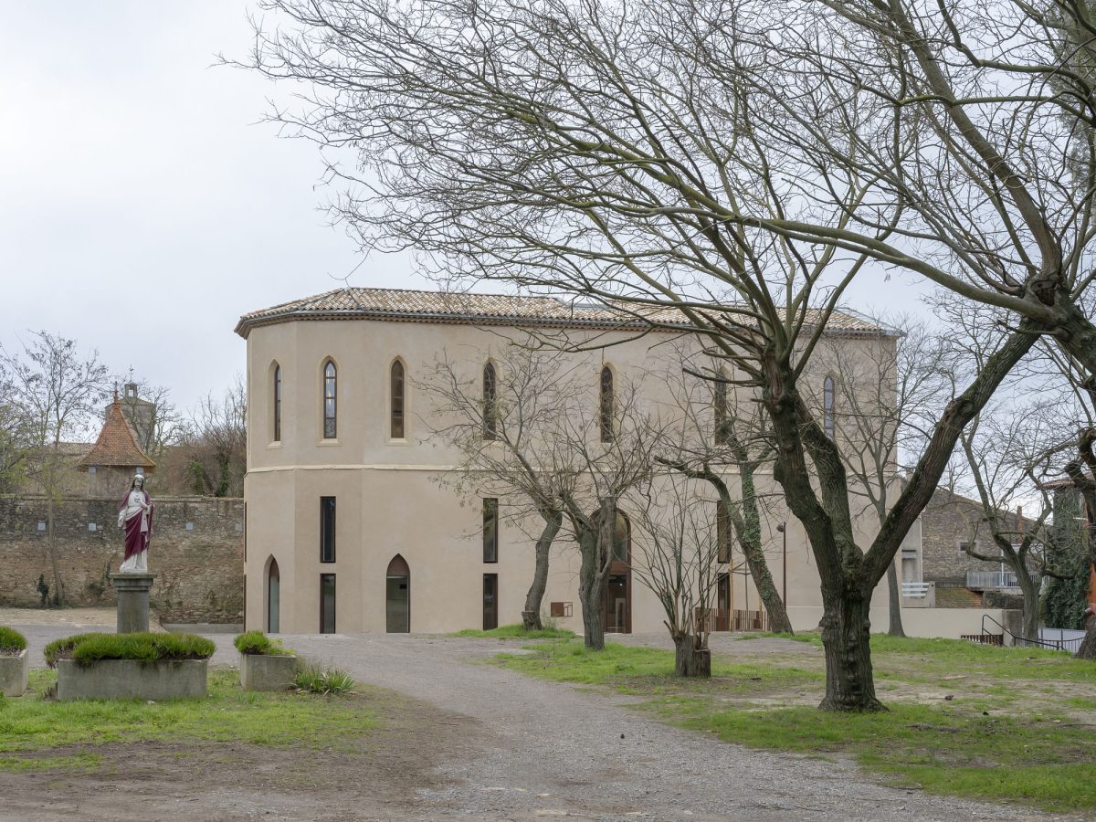 Chapelle Saint Roch à Poussan (34) — Rénovation en tiers-lieu — Vue extérieure du bâtiment historique — Maîtrise d'œuvre MATERIA MOE Montpellier