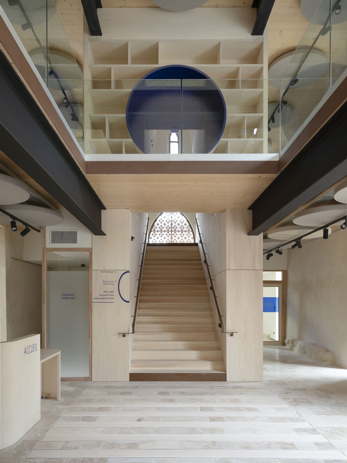 Rénovation Chapelle Saint Roch (Hérault) — Intérieur en cours de travaux — 800 m² SDP — Suivi MATERIA MOE avec réemploi de tuiles
