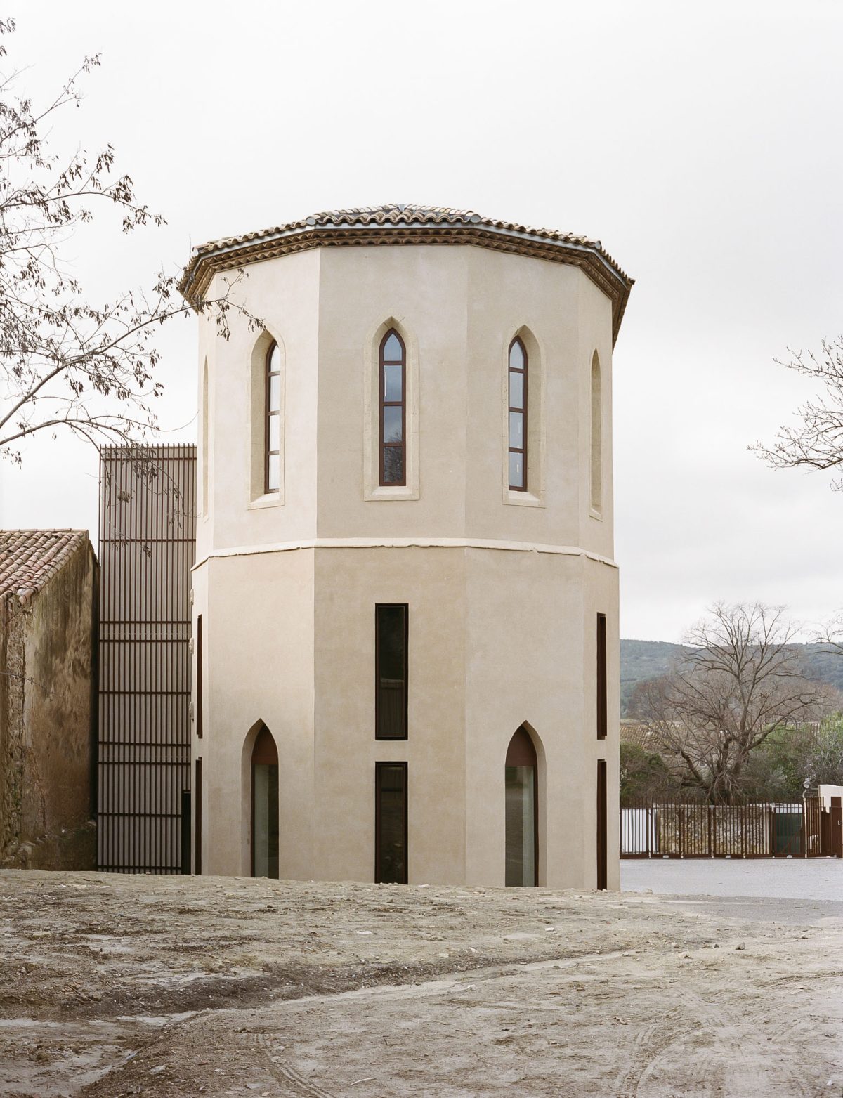 Chapelle Saint Roch tiers-lieu — Vue architecturale — Rénovation avec réemploi (tuiles, parefeuilles, carrelage) — MATERIA MOE